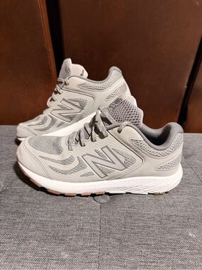New Balance  Running Shoes Grey White Gum Sole Sneakers boys Size5 Women’s 6.5